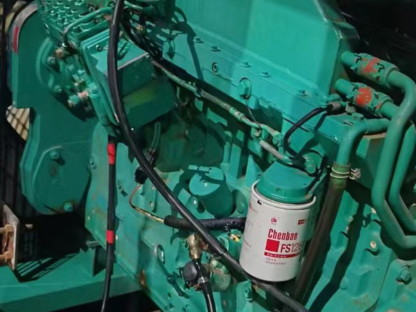 余杭如何确定新的发电机组控制系统是否与原系统兼容？